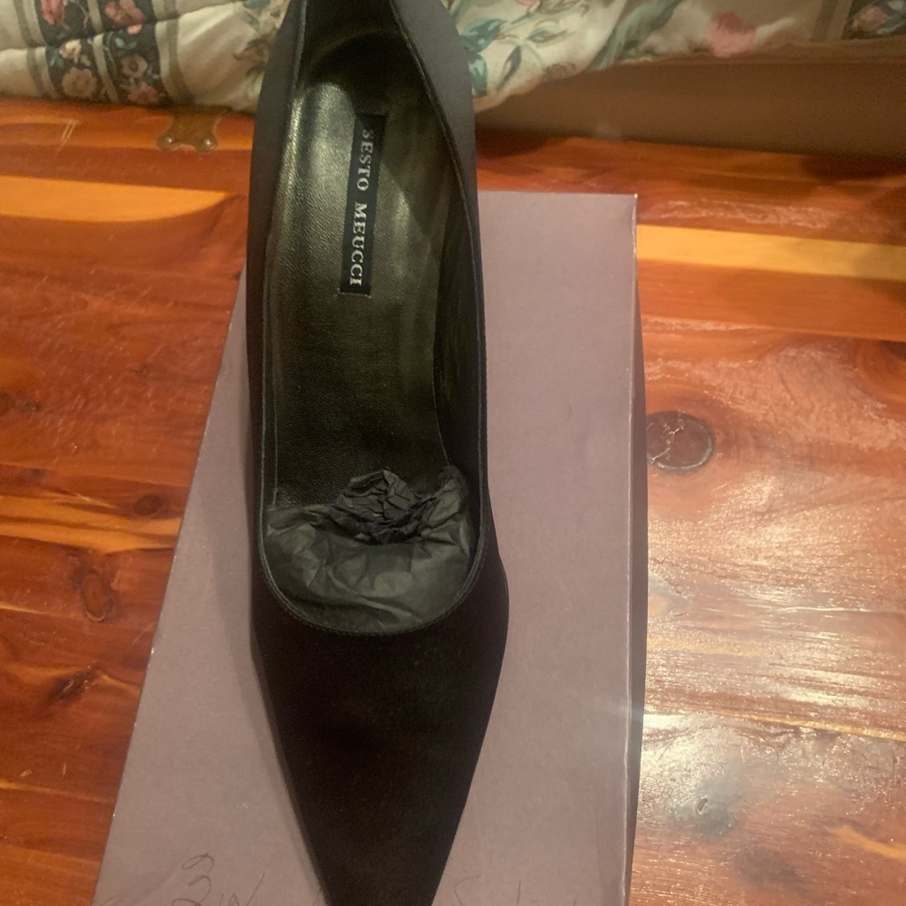 Black pumps